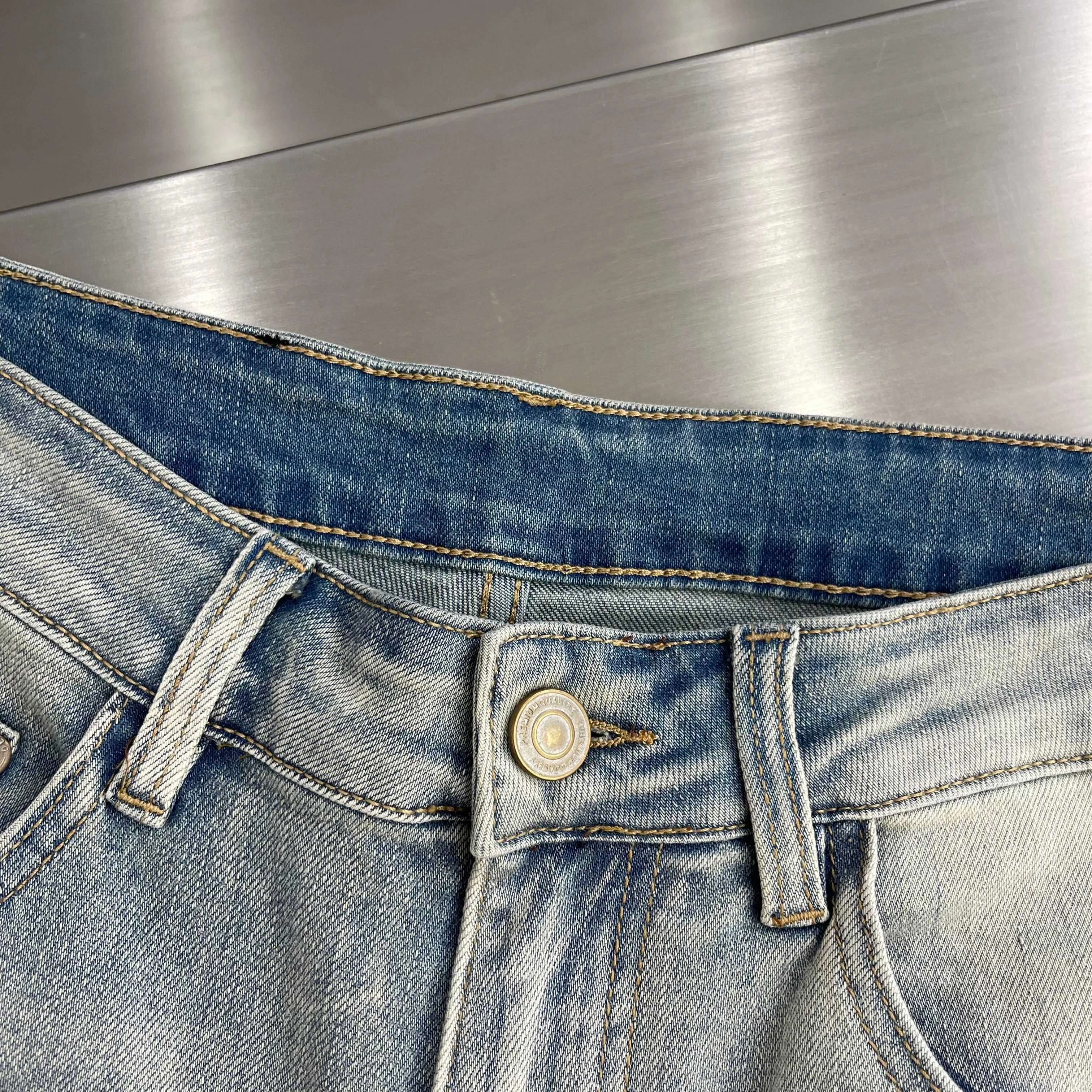 Ferragamo 🌹🌹26ss new spring and summer jeans are now available in the Premium version. Specially customized washed cloth fabrics are provided for customers. Breathable and highly comfortable. The details are impeccable. The design concept of brand elements reflects high quality. It feels delicate and soft. It presents a casual cut and the upper body shape is awesome! Sizes: 28-38 (no 35.37)